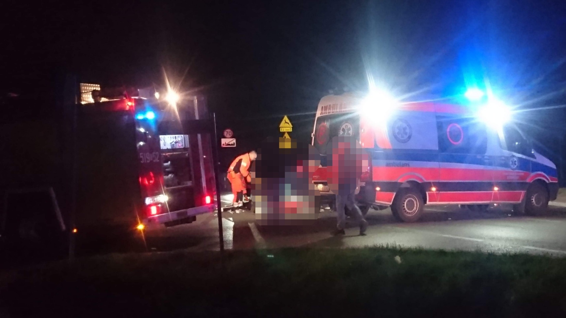 UWAGA! Zablokowana DW933 w Brzeszczach. Trwa reanimacja pieszego – ZDJĘCIA!