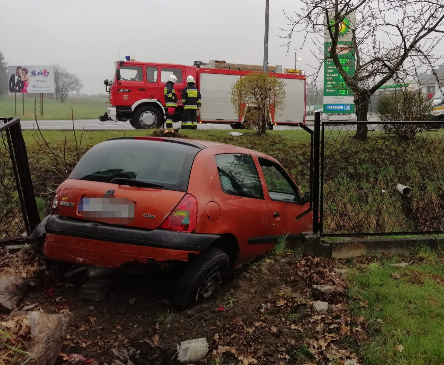 Kolejne niebezpieczne zdarzenie drogowe na DW933 w Brzeszczach – ZDJĘCIA!