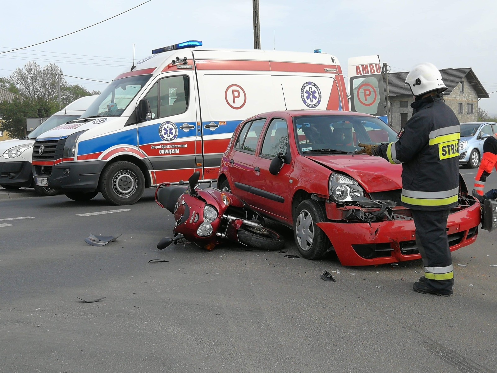 UWAGA ! Wypadek z udziałem motocykla w Bielanach. Droga na Kęty zablokowana – ZDJĘCIA!
