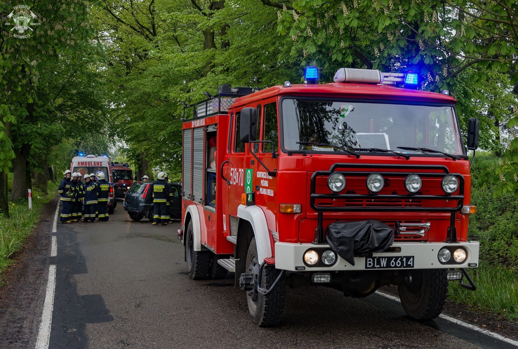 Zdarzenie drogowe w Polance Wielkiej. Samochód uderzył w drzewo – FILM, ZDJĘCIA!