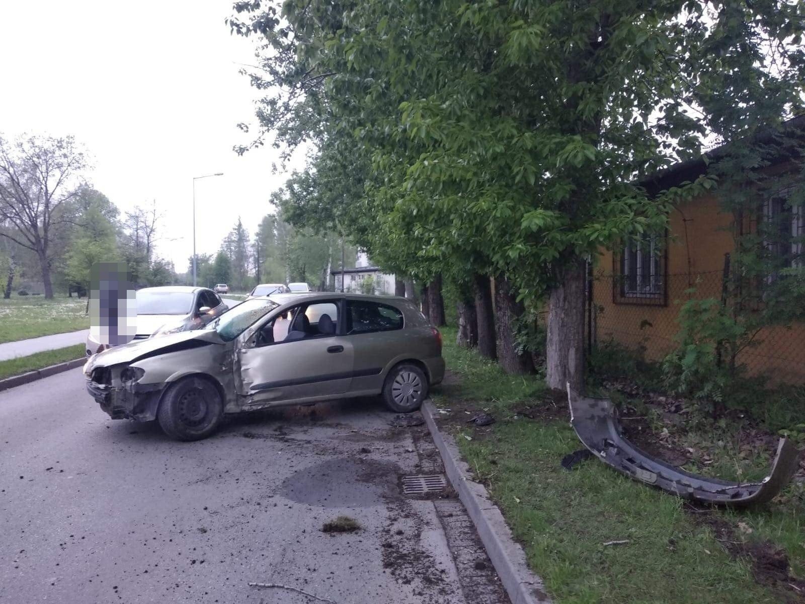 Samochód uderzył w drzewo. Kierujący miał w organizmie blisko 3 promile alkoholu – ZDJĘCIA!