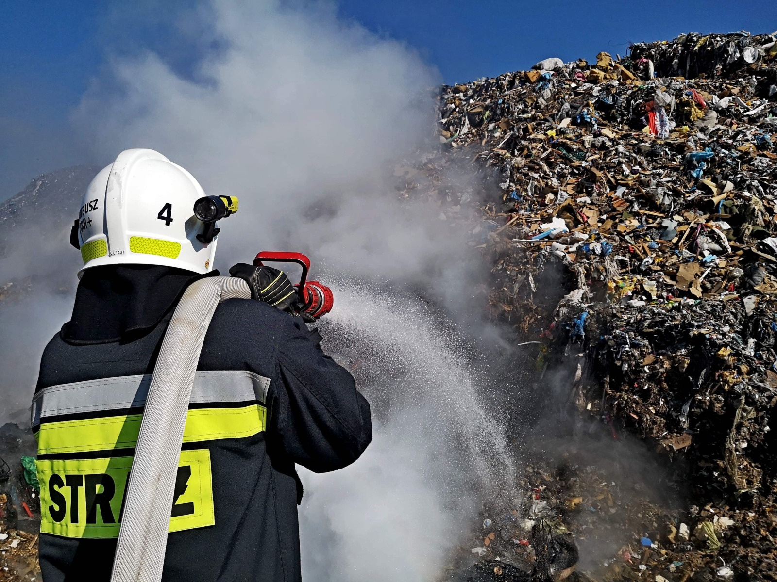 Pożar na składowisku odpadów w Brzeszczach – ZDJĘCIA!