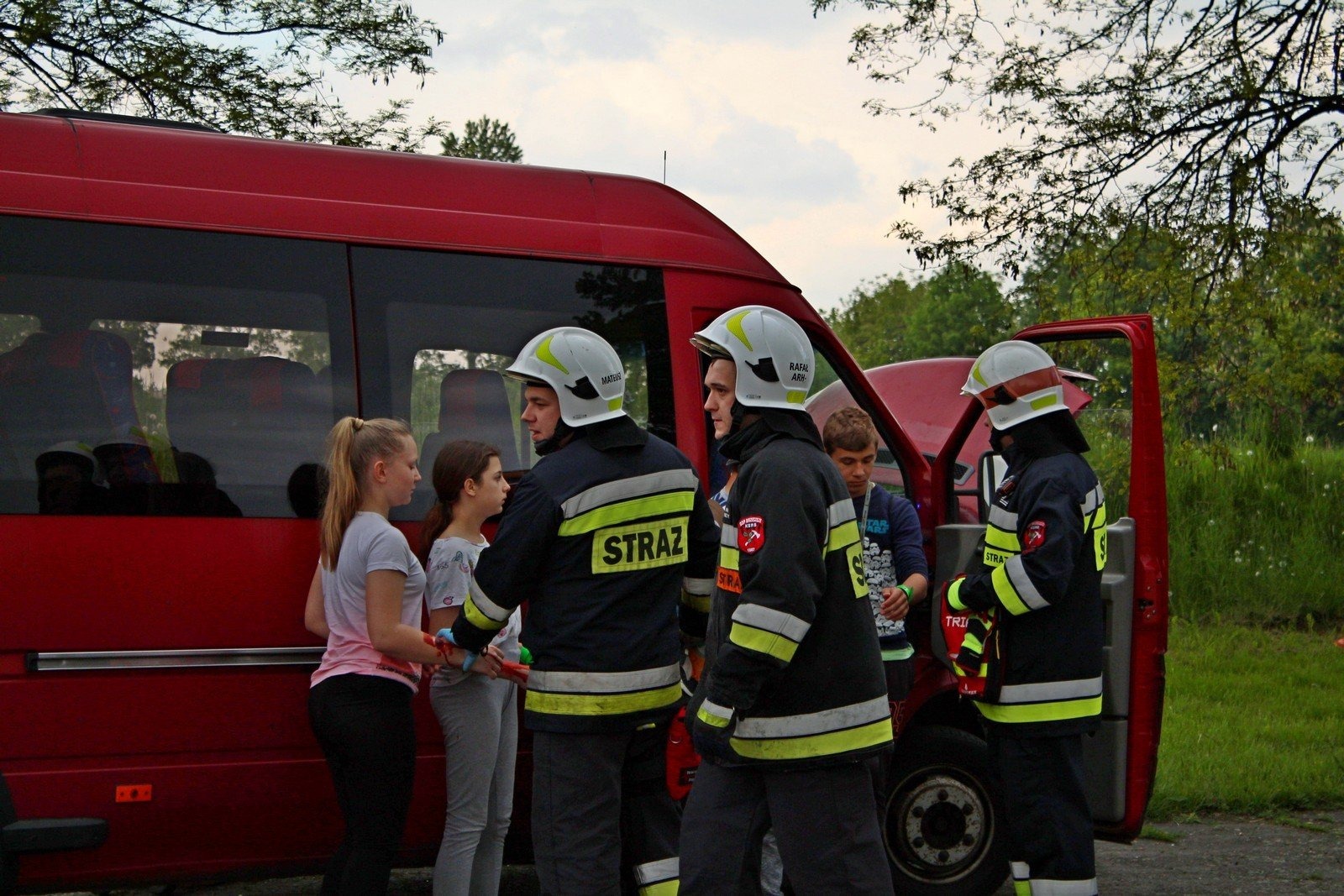 Wypadek z udziałem busa i samochodu osobowego, ćwiczenia w Gminie Brzeszcze FOTO, FILM