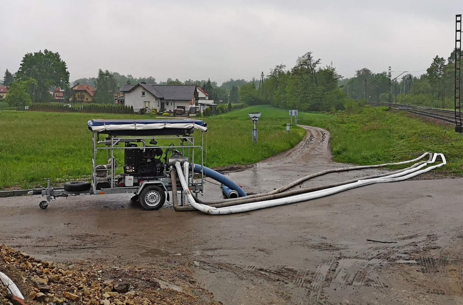 Silne opady deszczu. W działaniach kilka zastępów straży. W nocy kolejna fala opadów – ZDJĘCIA!