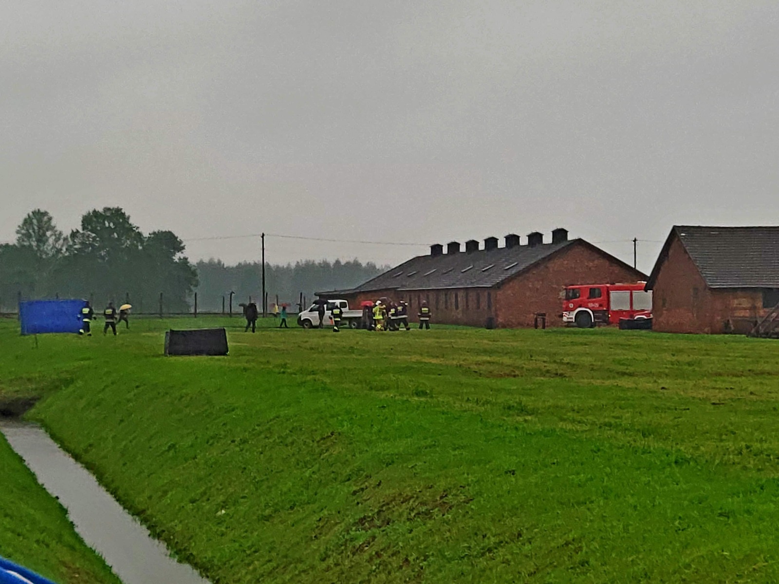 Strażacy pracują na terenie byłego obozu koncentracyjnego w Brzezince – ZDJĘCIA, FILM!