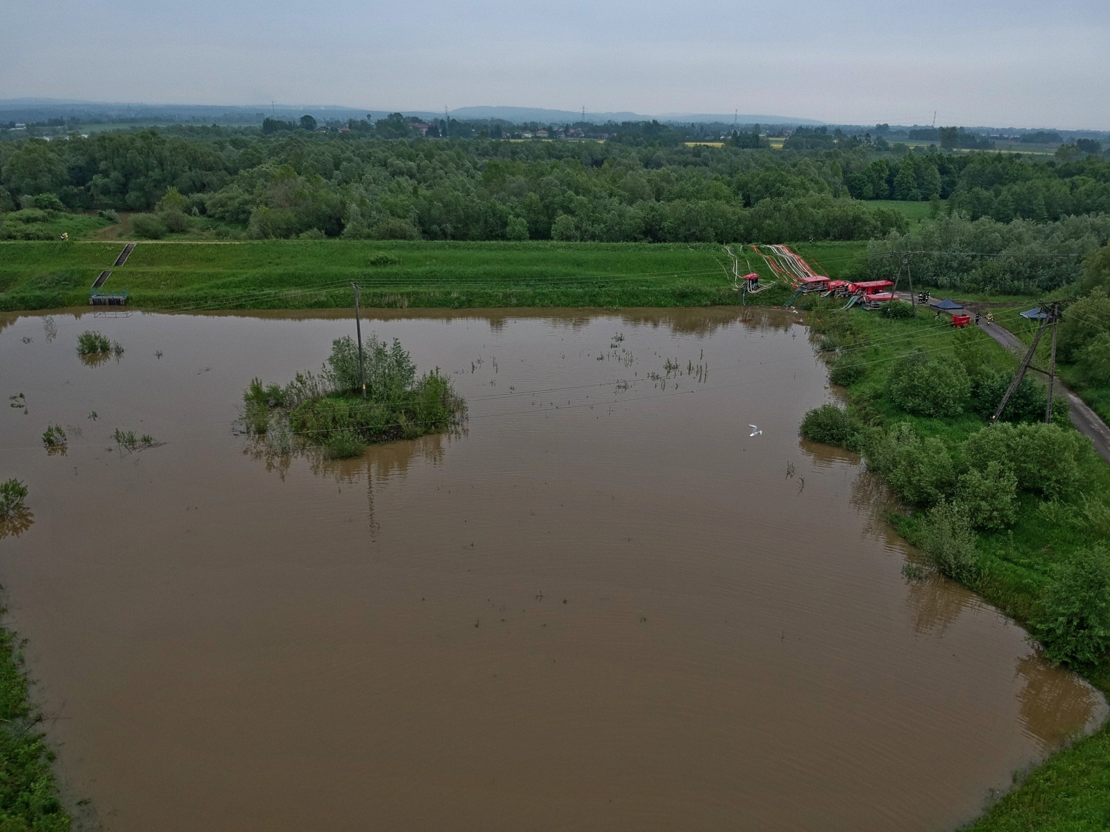 Strażacy bronią oczyszczalni w Podolszu – FILM, ZDJĘCIA!
