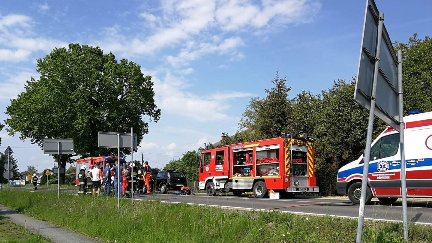Wypadek w Bielanach. Strażacy użyli narzędzi hydraulicznych do ewakuacji – ZDJĘCIA!