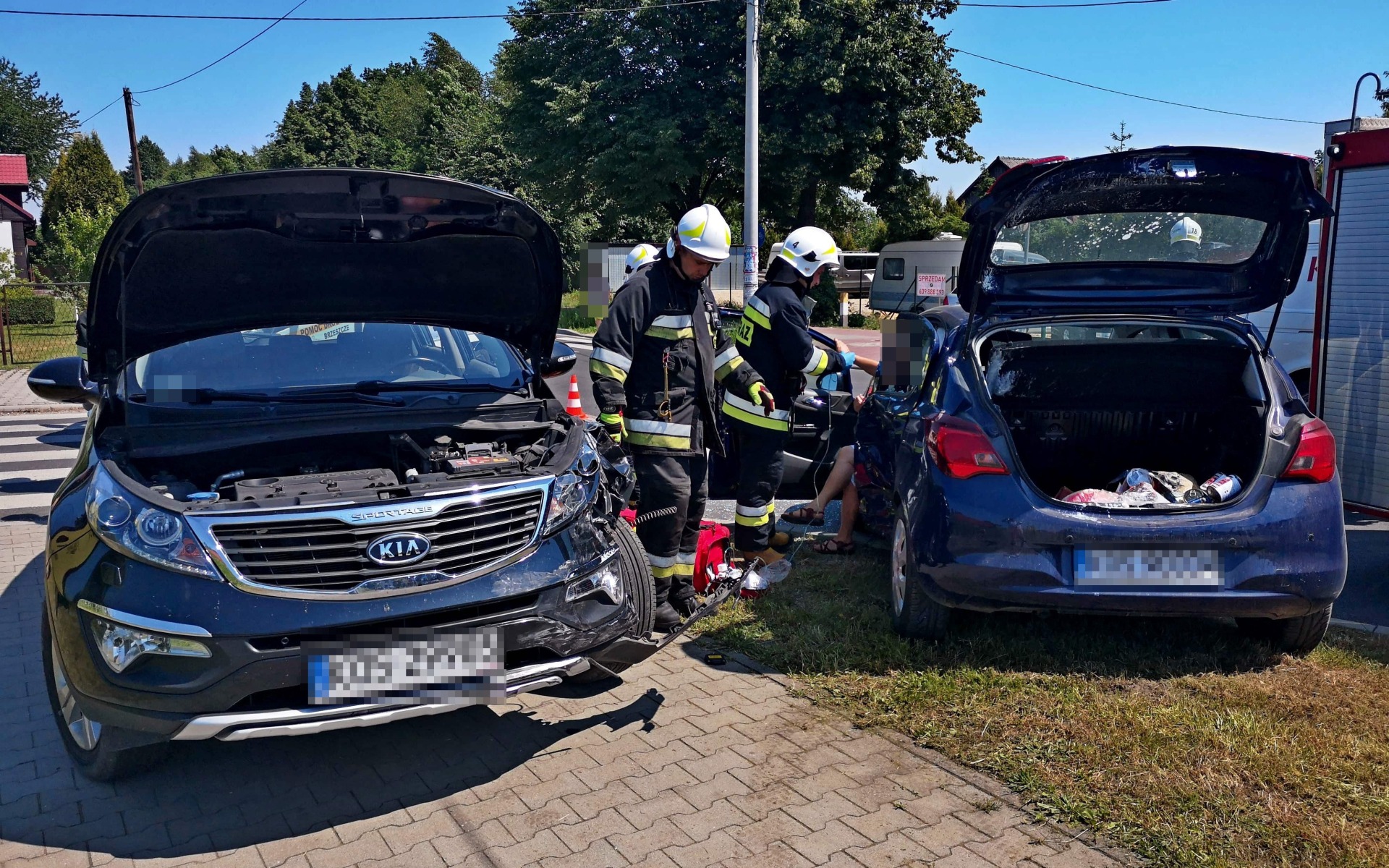 Zderzenie dwóch pojazdów w Brzeszczach. Trwa akcja służb – ZDJĘCIE!