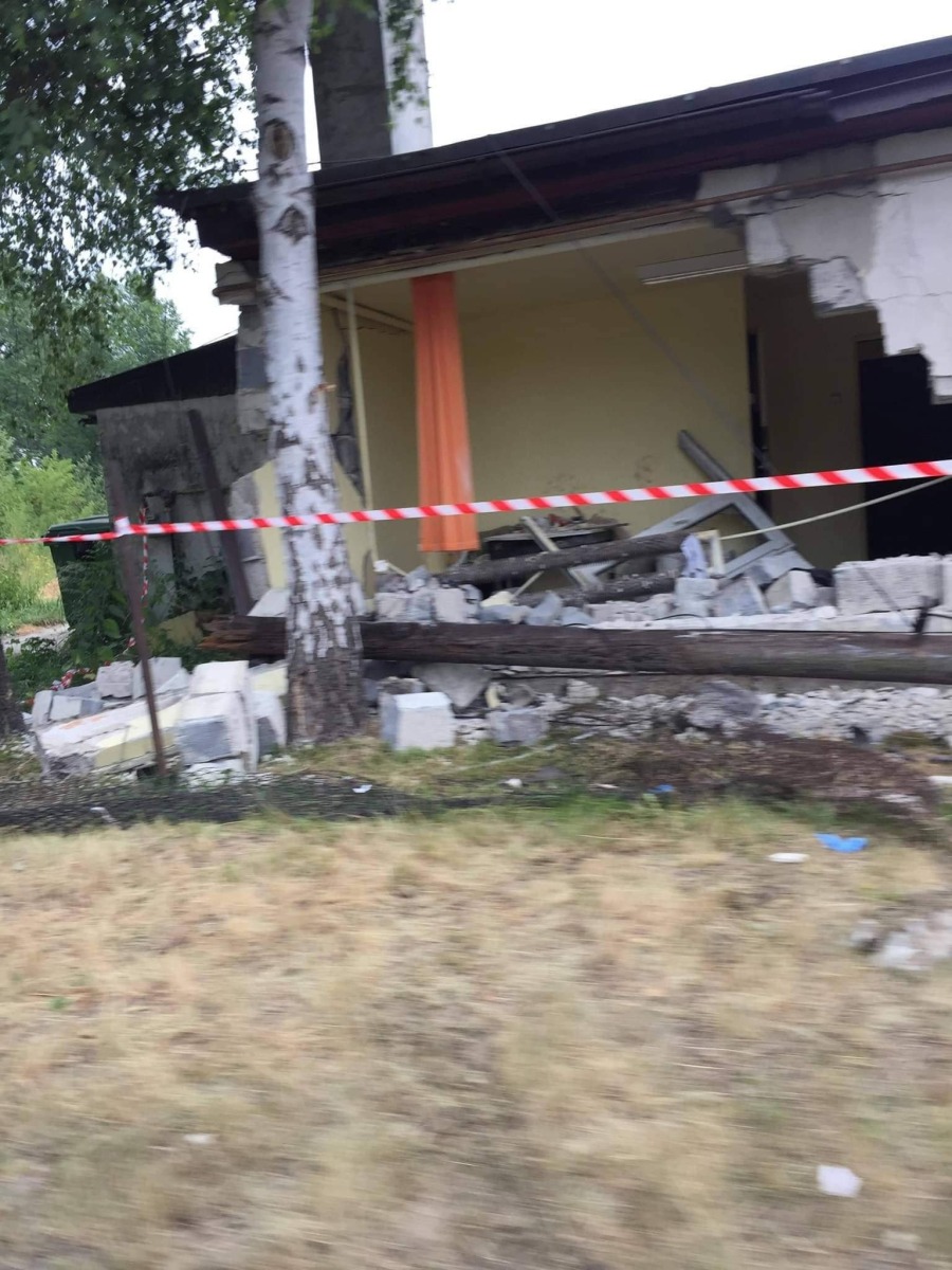 Samochód osobowy uderzył w ścianę noclegowni – ZDJĘCIA!