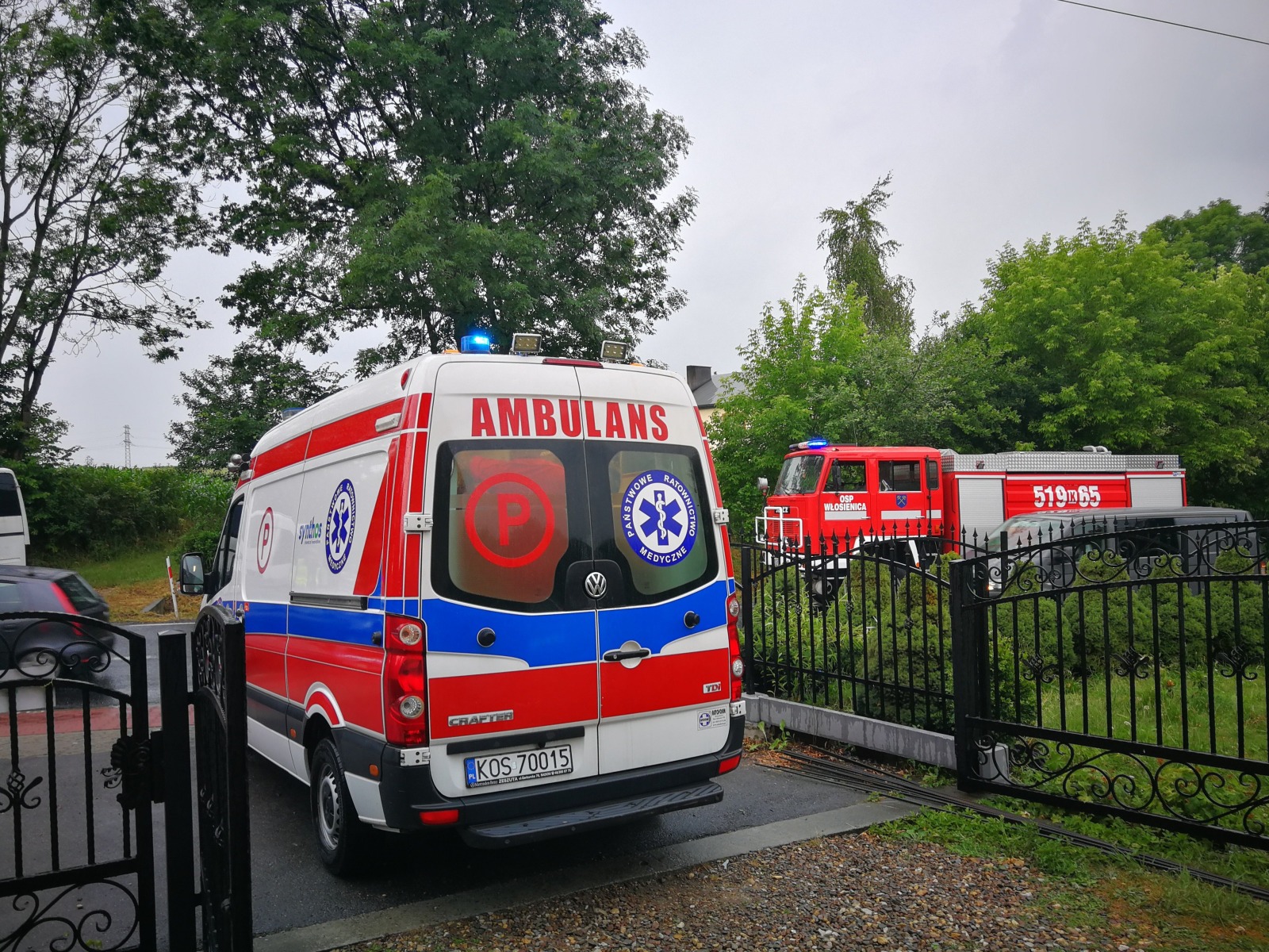 Bus najechał na samochód osobowy we Włosienicy – ZDJĘCIA!