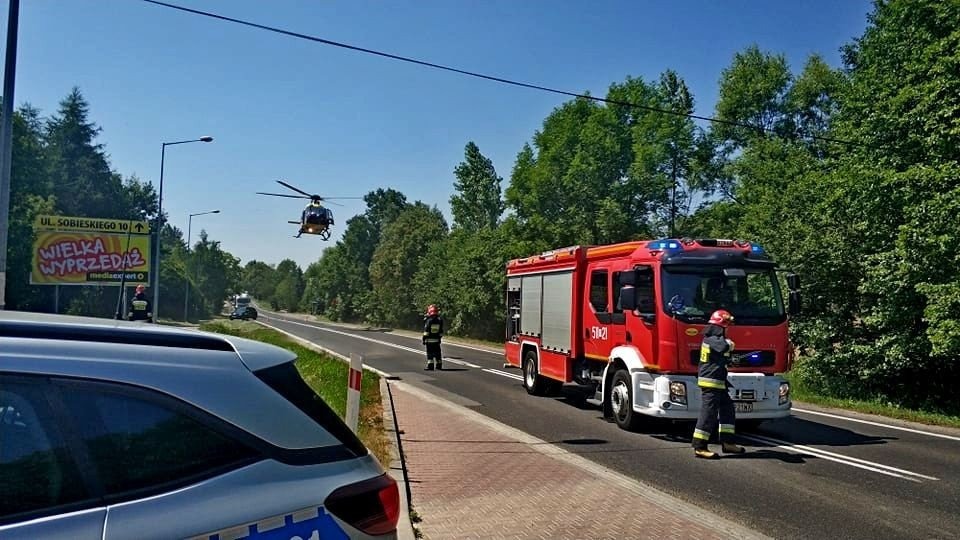 Wypadek w Bulowicach. Na miejscu wylądował śmigłowiec LPR. Osoby uwięzione w samochodzie – ZDJĘCIA, FILM!