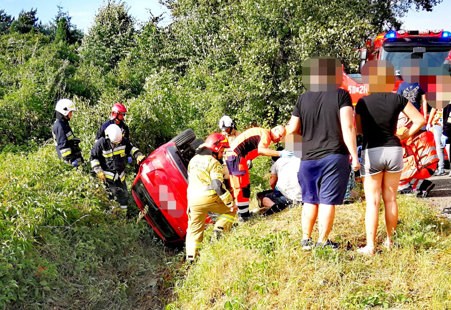 Dachowanie samochodu na DW933 w Oświęcimiu – ZDJĘCIA!