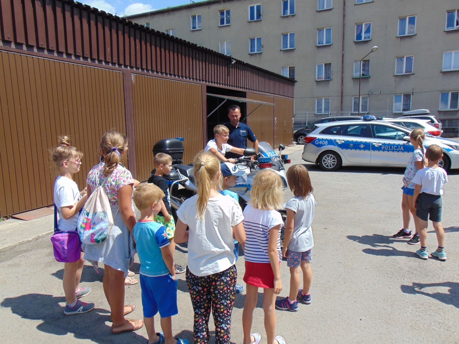Półkoloniści zwiedzili oświęcimską komendę Policji w ramach akcji „Bezpieczne Wakacje”