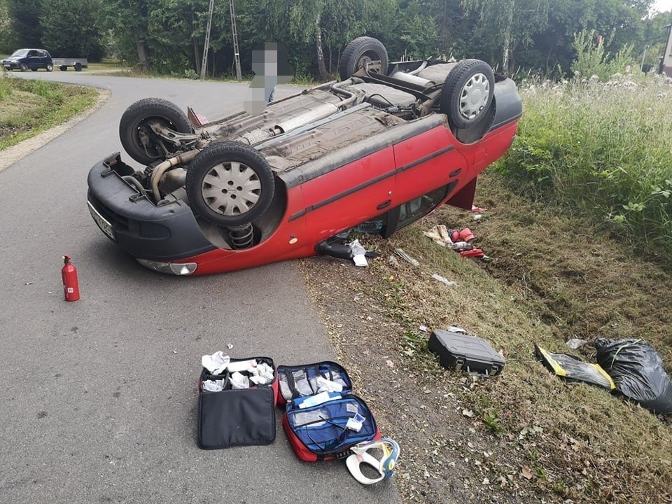 Dachowanie na lokalnej drodze w Brzeszczach – ZDJĘCIA!