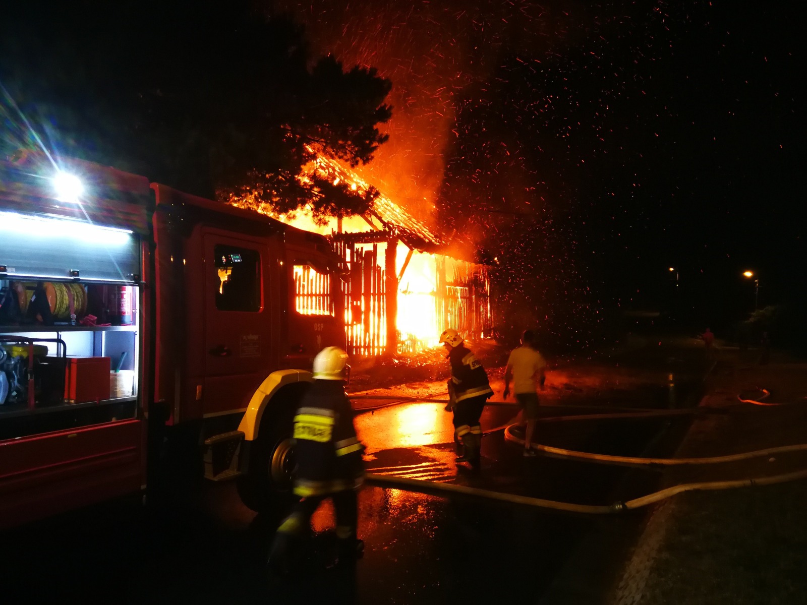 Pożar budynku gospodarczego w Przeciszowie – ZDJĘCIA! FILM!