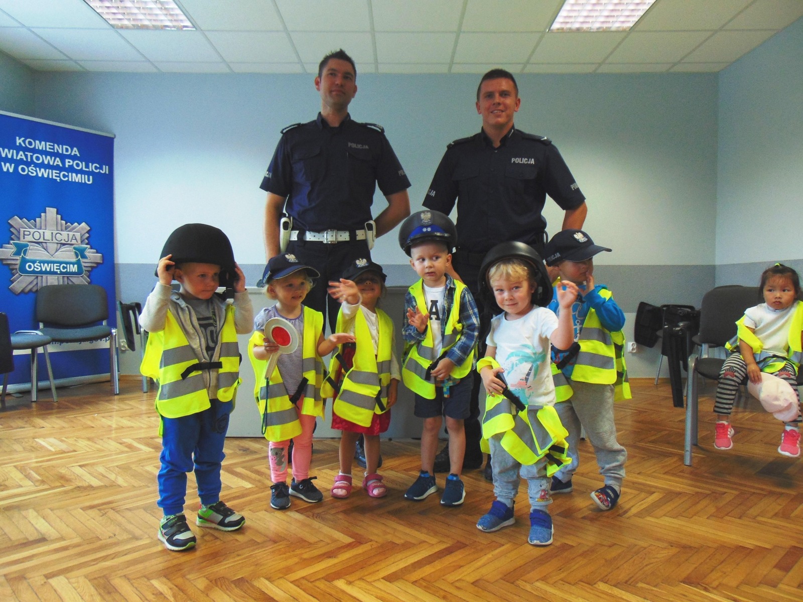 Odblaskowe Maluszki z „Fair Play” z wizytą u policjantów