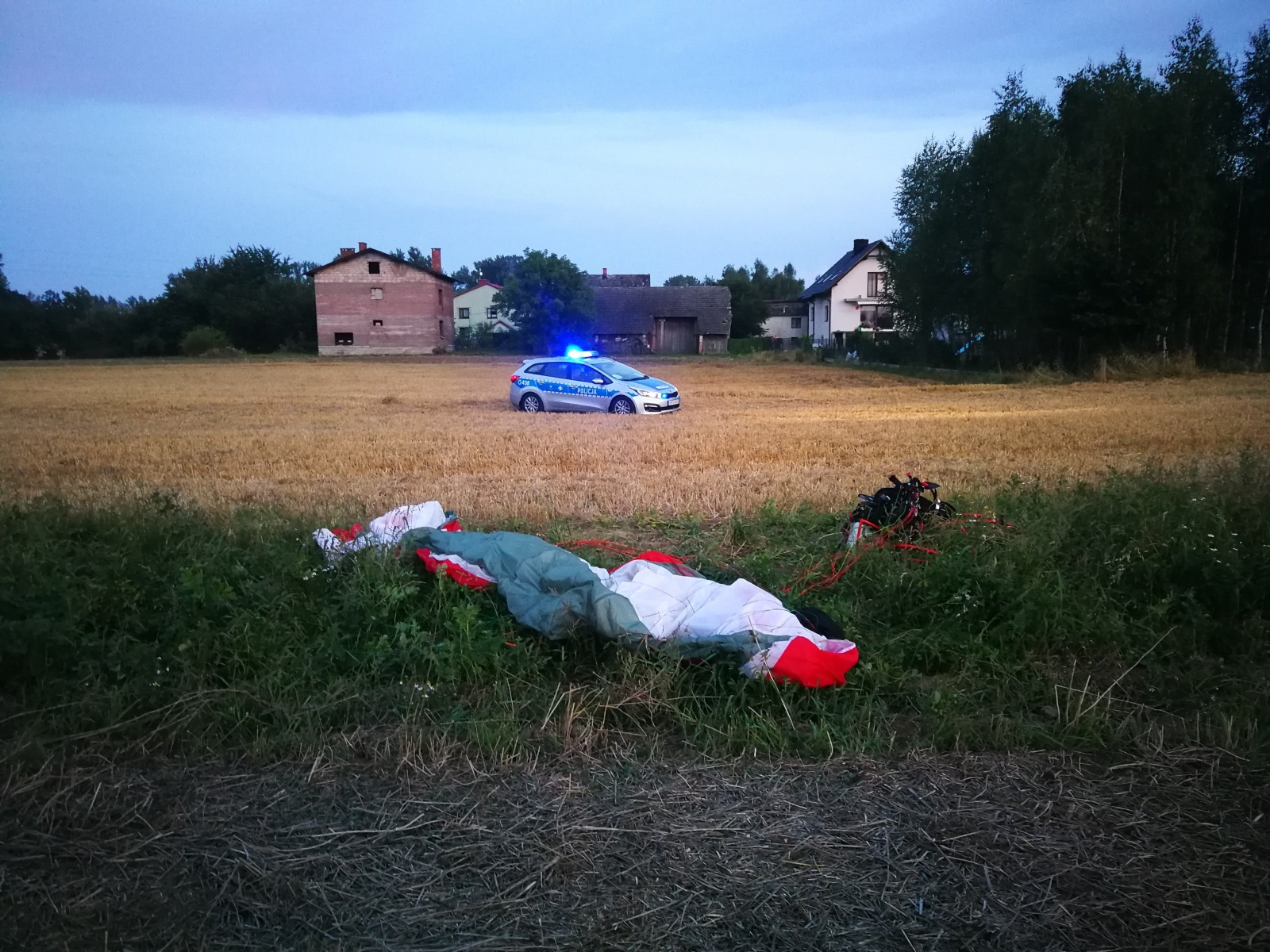 Wypadek paralotniarza w Skidziniu – ZDJĘCIA!