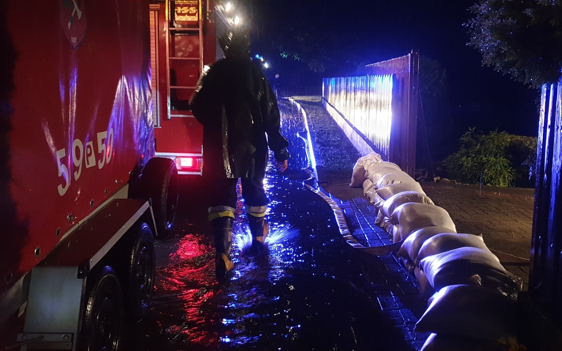 Intensywne opady deszczu znowu zalały ul.Polną w Brzeszczach- ZDJĘCIA!