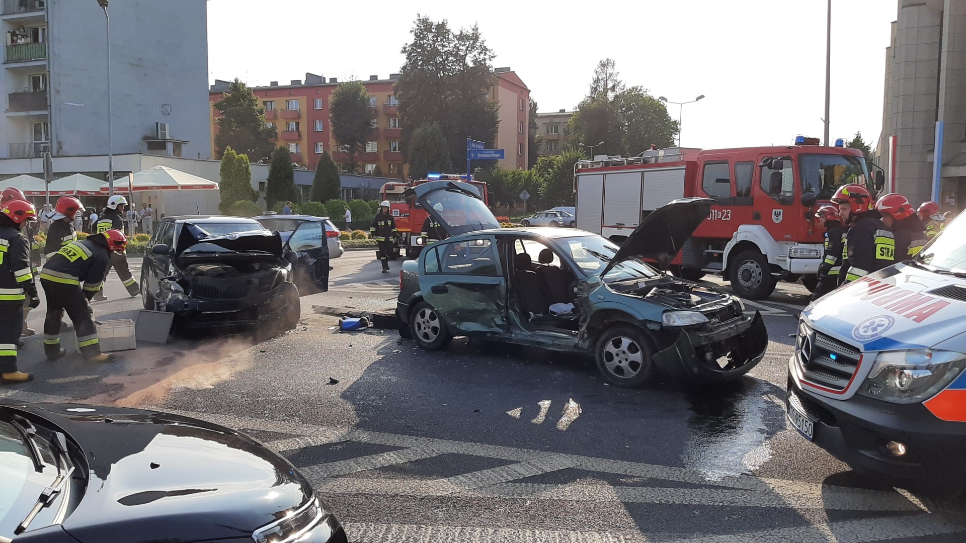 Poważny wypadek w Oświęcimiu. Jedna z osób jest zakleszczona