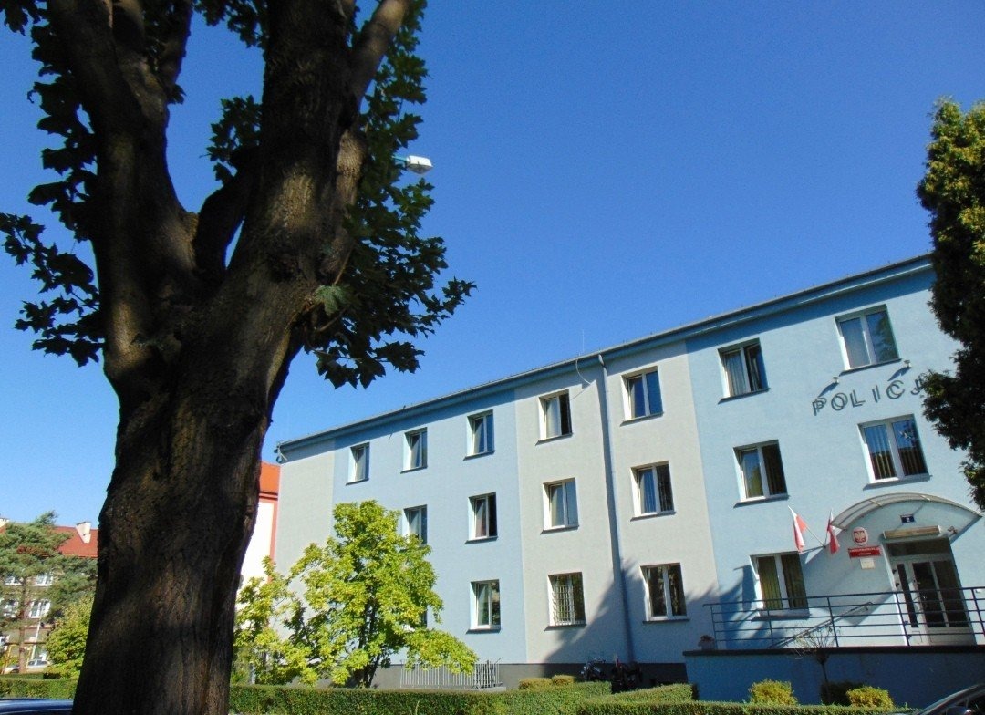 Pijany kierowca uciekając pieszo z miejsca kolizji wpadł na drzewo