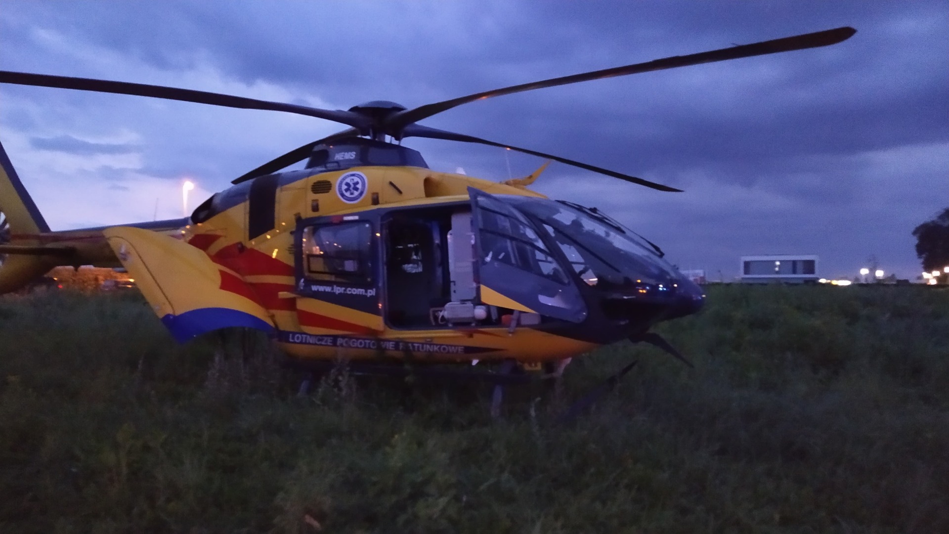 Wypadek w Zatorze. Na miejsce wezwano śmigłowiec LPR Ratownik 6 – ZDJĘCIA!