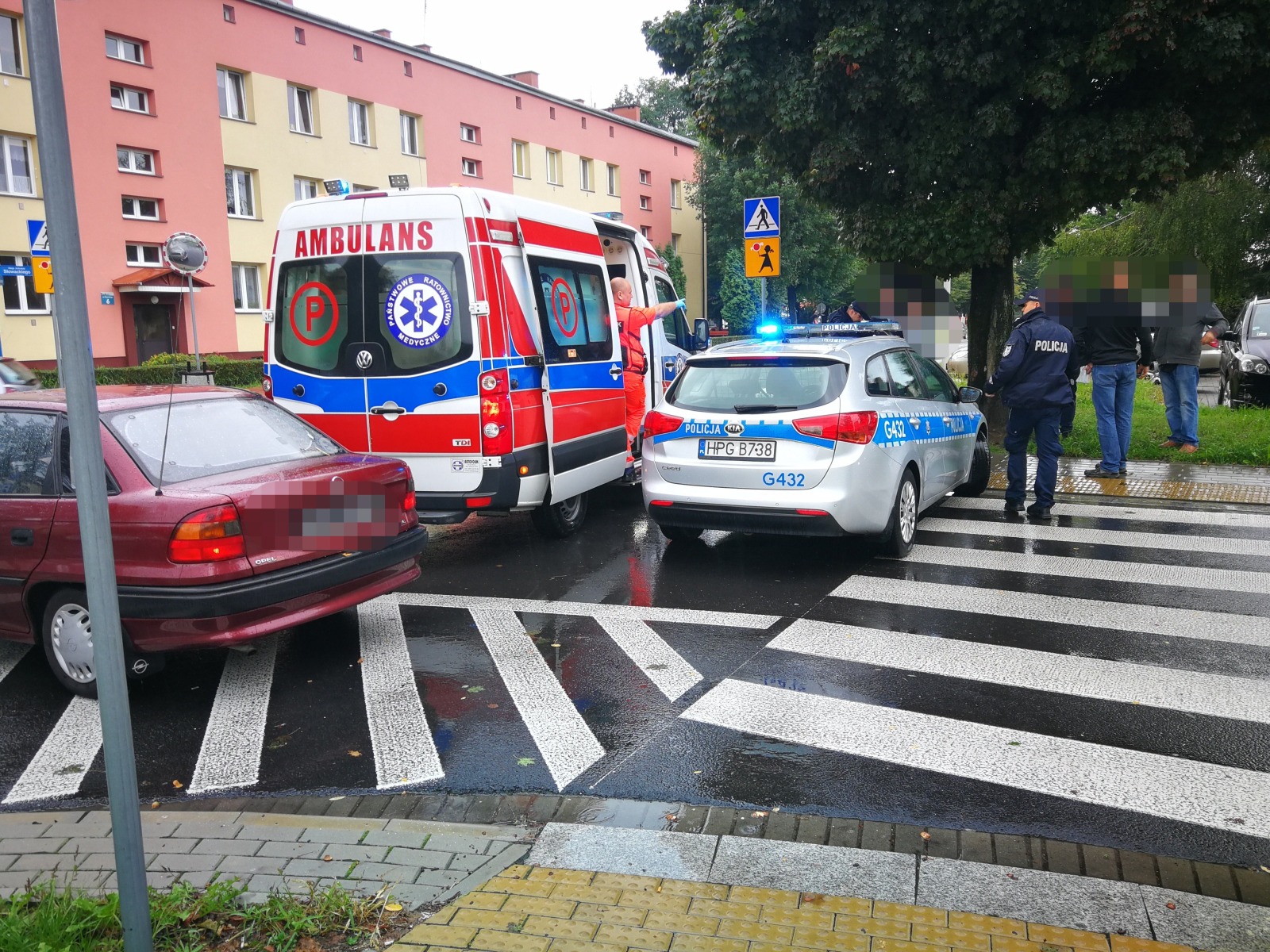 Nastolatek potrącony na przejściu przez samochód, którym kierował 84-letni mężczyzna – ZDJĘCIA!