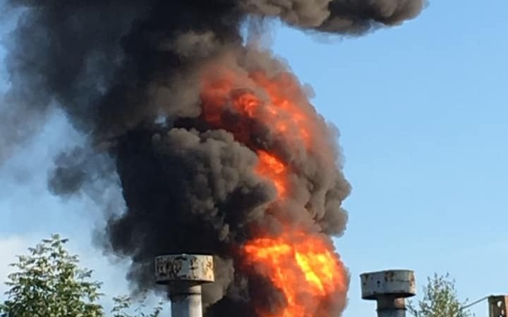 Pożar byłej gumowni w Chełmku – ZDJĘCIA, FILM!