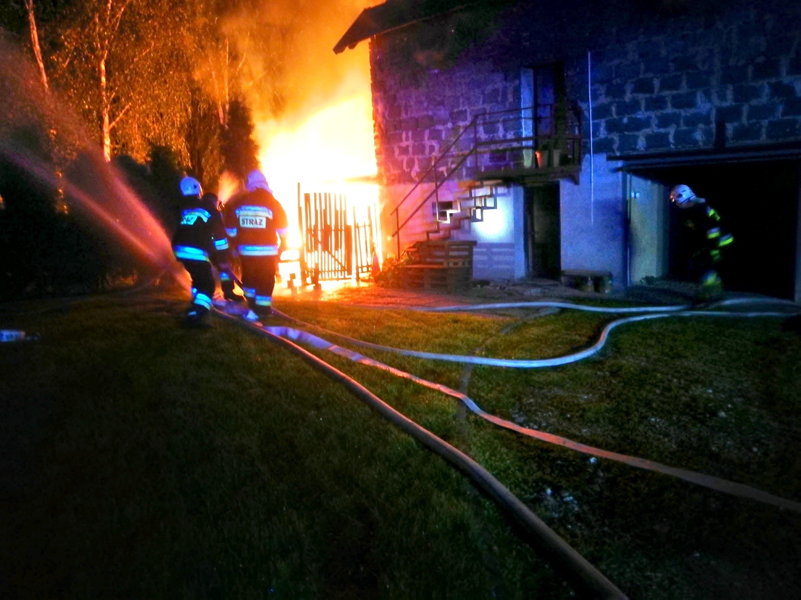 Nocny pożar budynku gospodarczego w Przeciszowie – ZDJĘCIA!