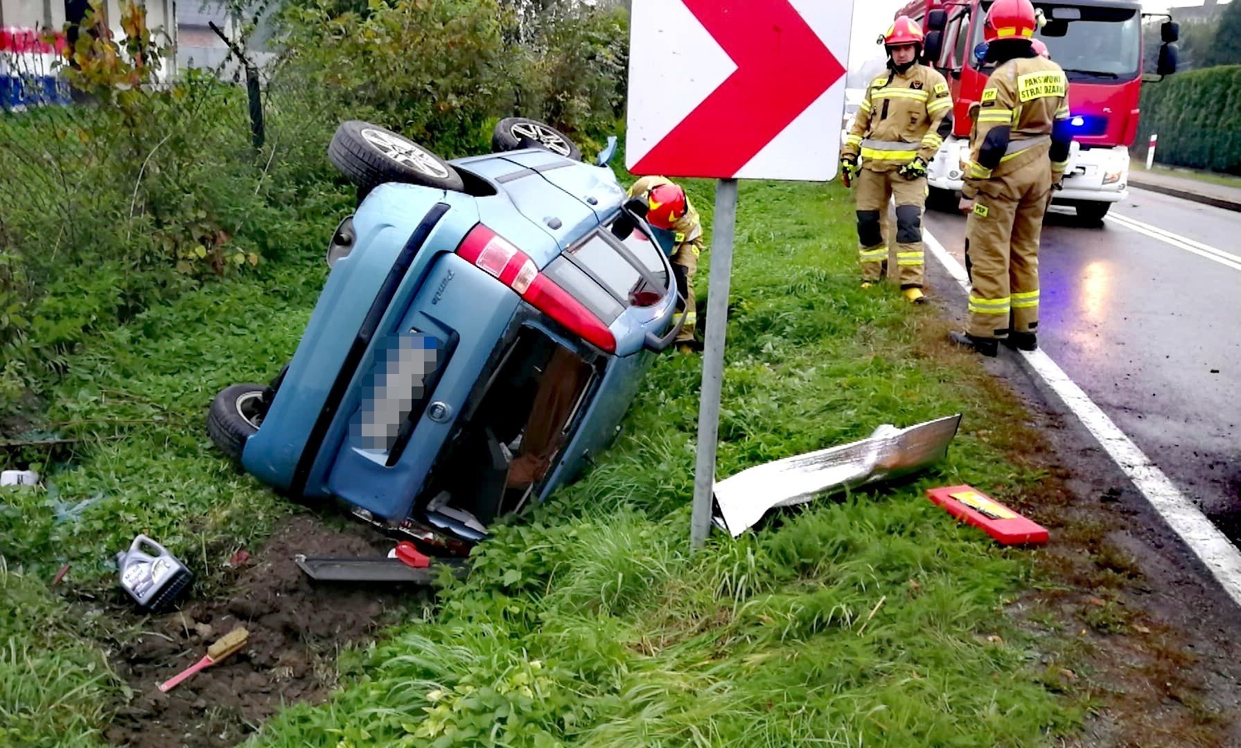 Dachowanie samochodu osobowego w Przeciszowie