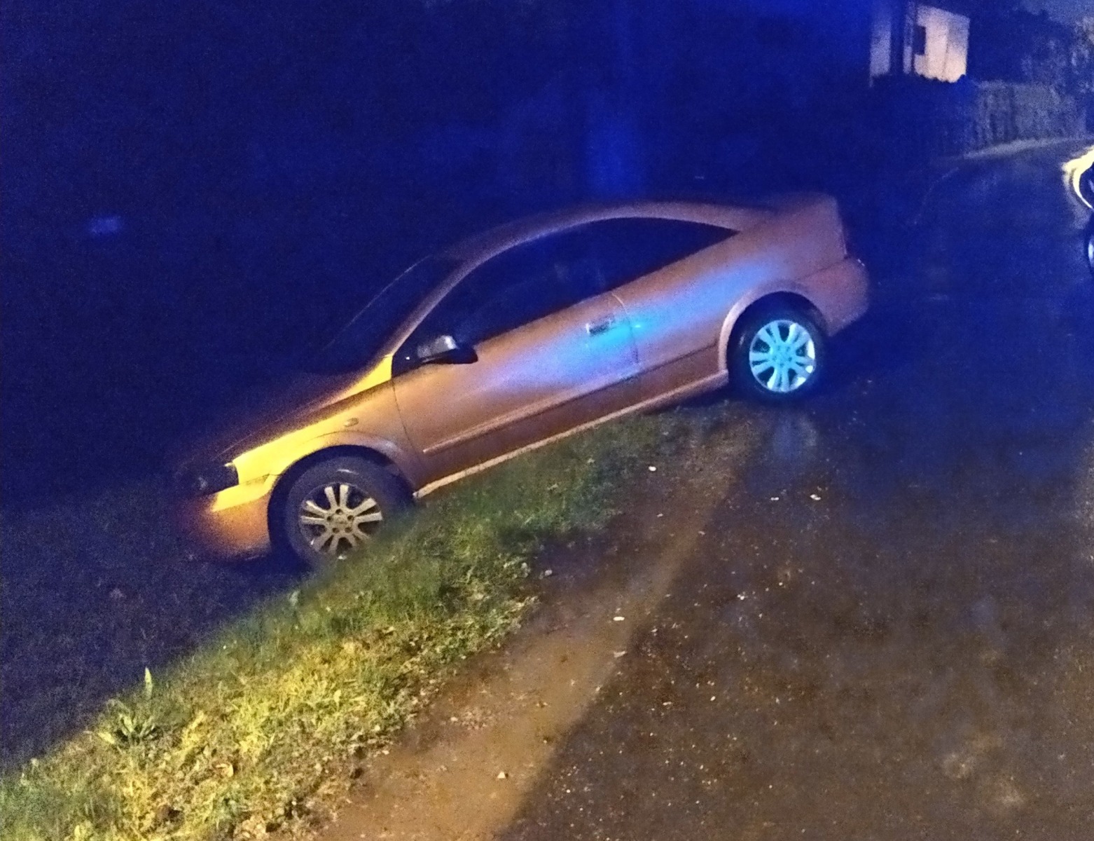 Wpadł samochodem do rowu, bo miał blisko 3 promile. 24-latek ma już sądowy zakaz kierowania pojazdami