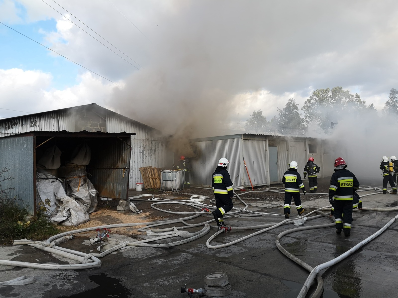 Poważny pożar w Brzeszczach. W akcji kilka zastępów straży pożarnej – ZDJĘCIA, FILM!