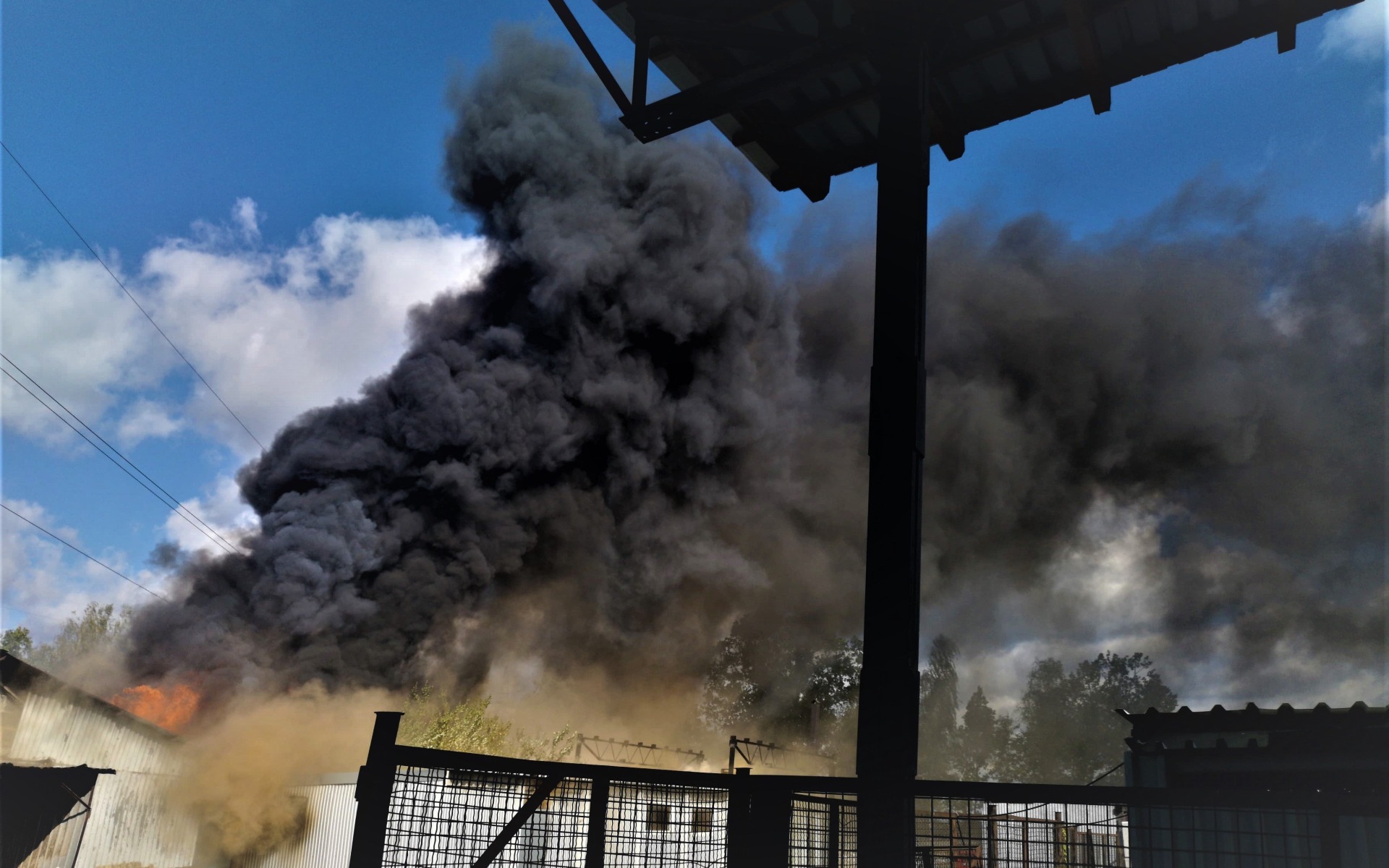 Pożar stolarni w Brzeszczach. Z ogniem walczyło 15 zastępów straży pożarnej – ZDJĘCIA!