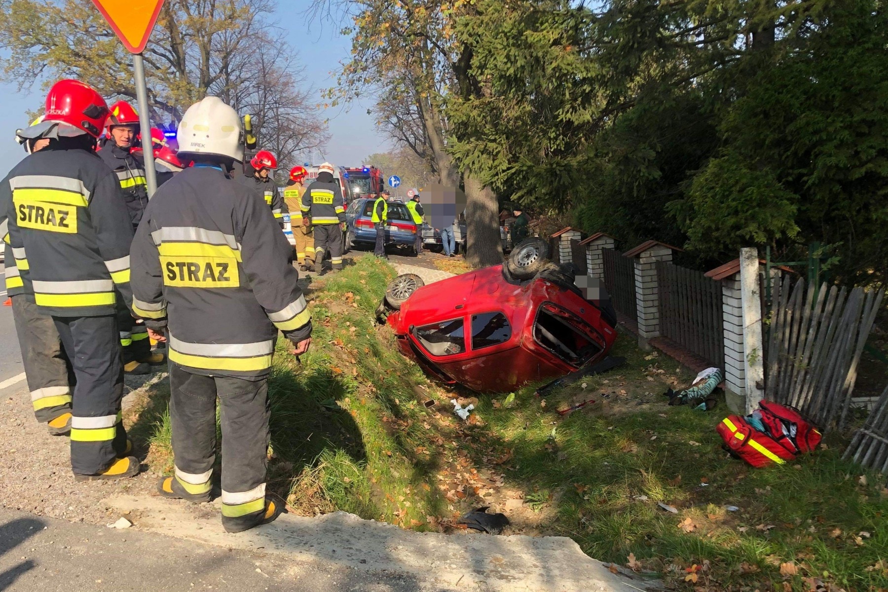 Dachowanie w Bielanach. Jedna osoba poszkodowana – ZDJĘCIA!
