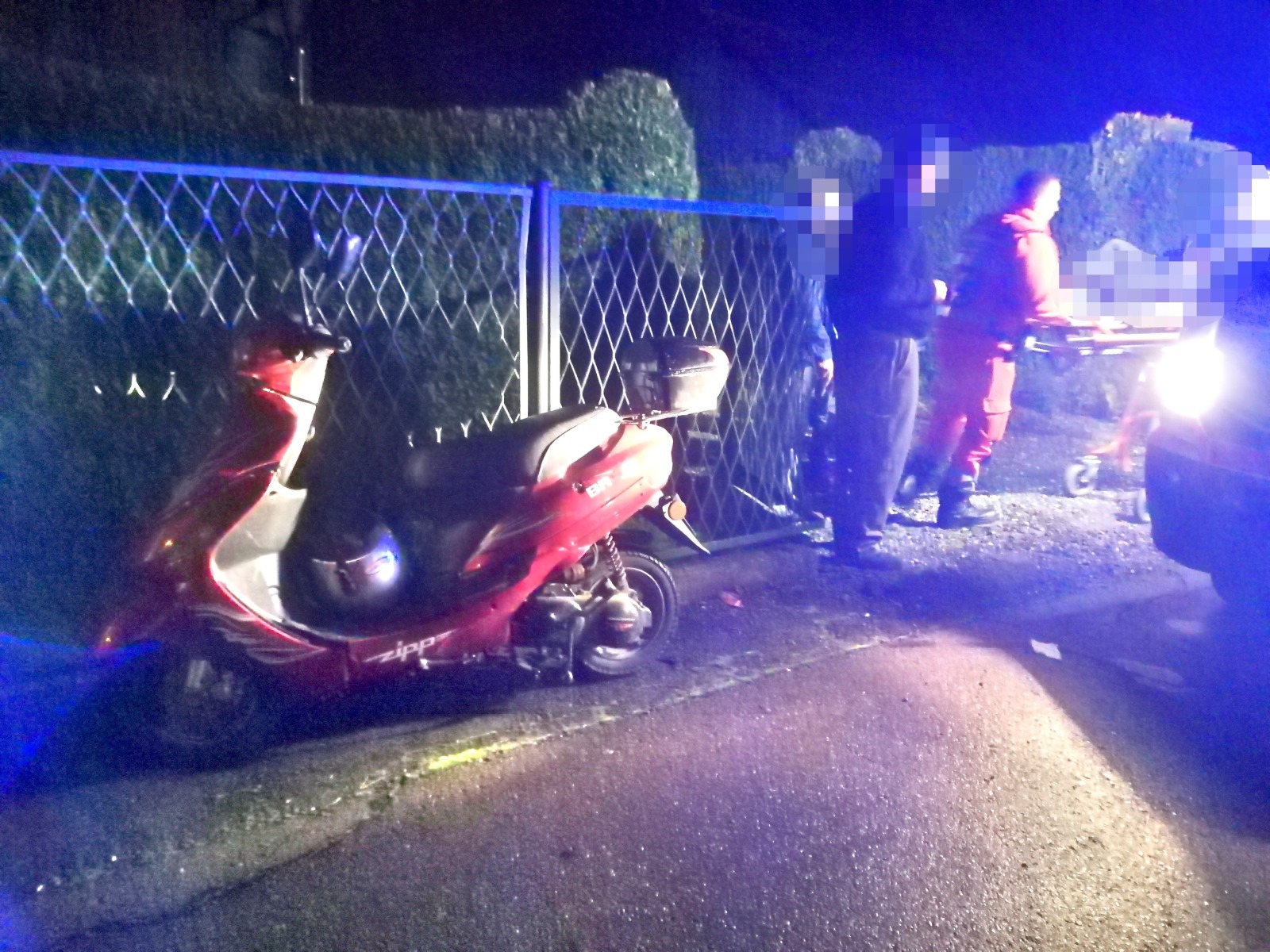 Motorowerem w ogrodzenie. Mężczyzna został przetransportowany do CUMRiK w Krakowie – ZDJĘCIA!