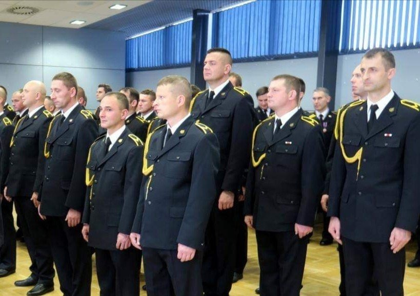 Strażacy KP PSP w Oświęcimiu awansowani na wyższe stopnie służbowe podczas zbiórki z Okazji Narodowego Święta Niepodległości