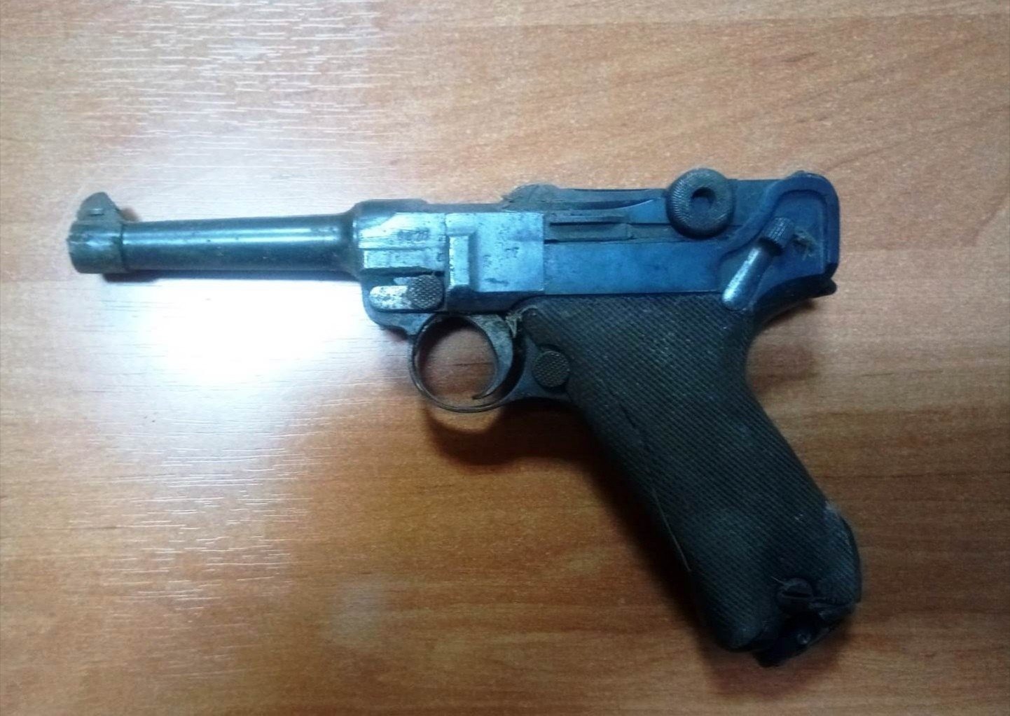 Policjanci zabezpieczyli pistolet z 1918 roku