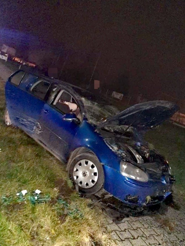 Karambol na DK44, jeden z pojazdów dachował – ZDJĘCIA!