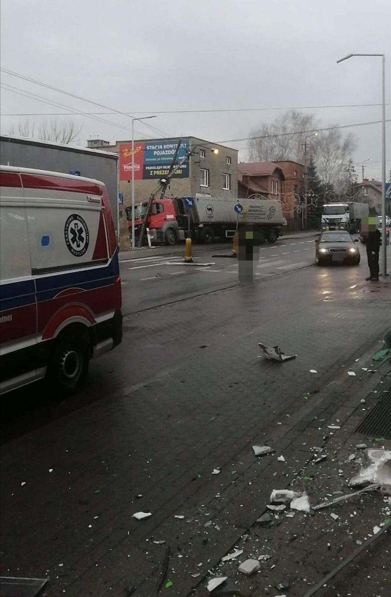 Karambol w Chełmku. Pojazdy przegrały z warunkami atmosferycznymi – ZDJĘCIA!