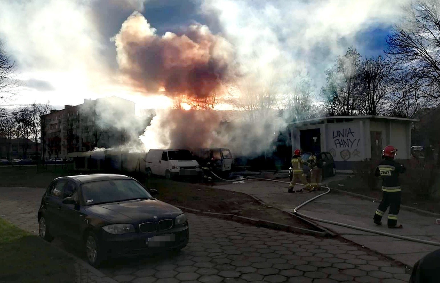Pożar samochodów w Oświęcimiu. Trwa akcja gaśnicza – ZDJĘCIA!