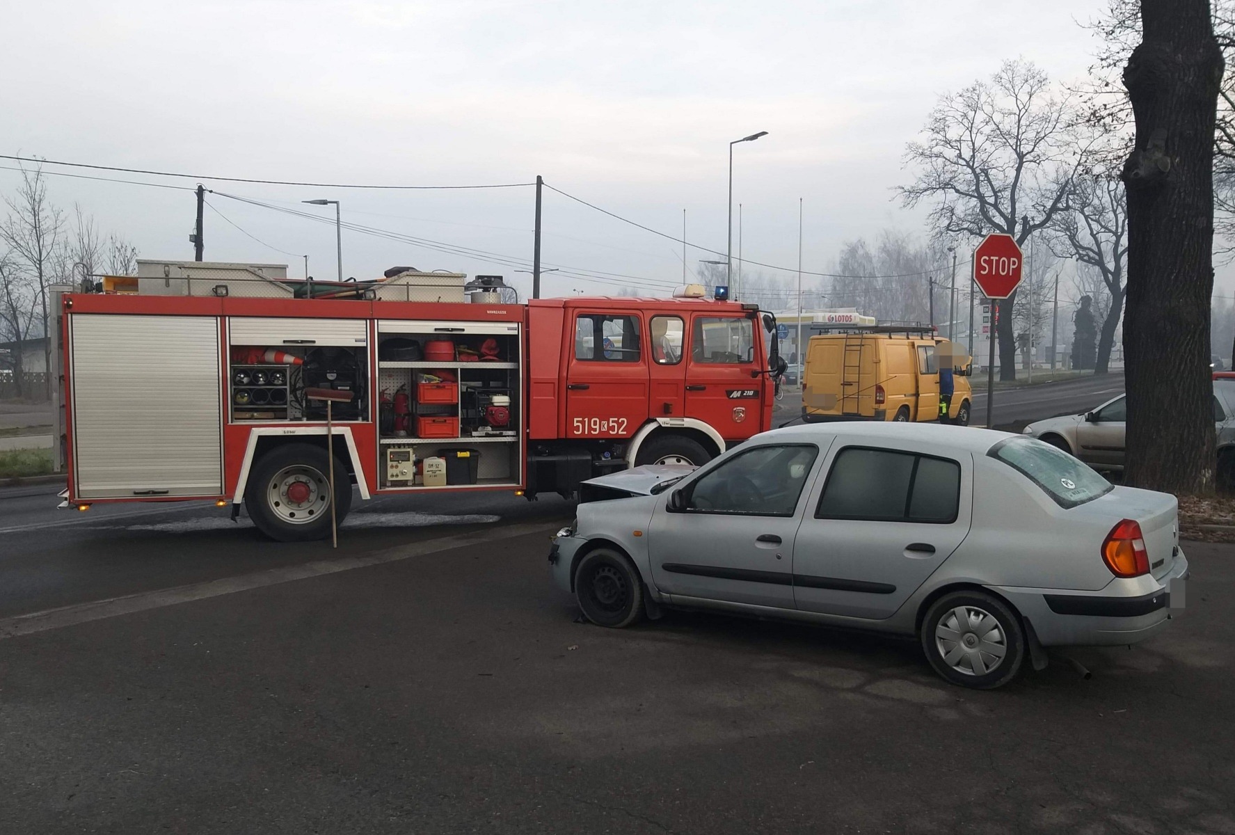 Zderzenie dwóch pojazdów w Brzeszczach. Jedna osoba trafiła do szpitala – ZDJĘCIA!