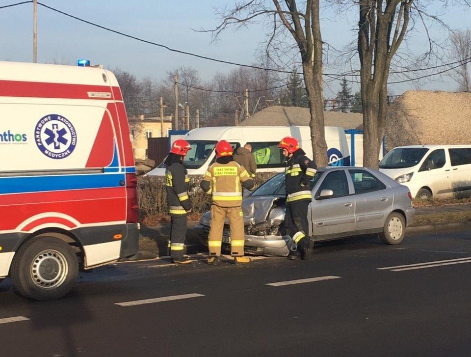 Zdarzenie drogowe w Oświęcimiu. Utrudnienia w rejonie Dworca PKP i Galerii Niwa – ZDJĘCIA!