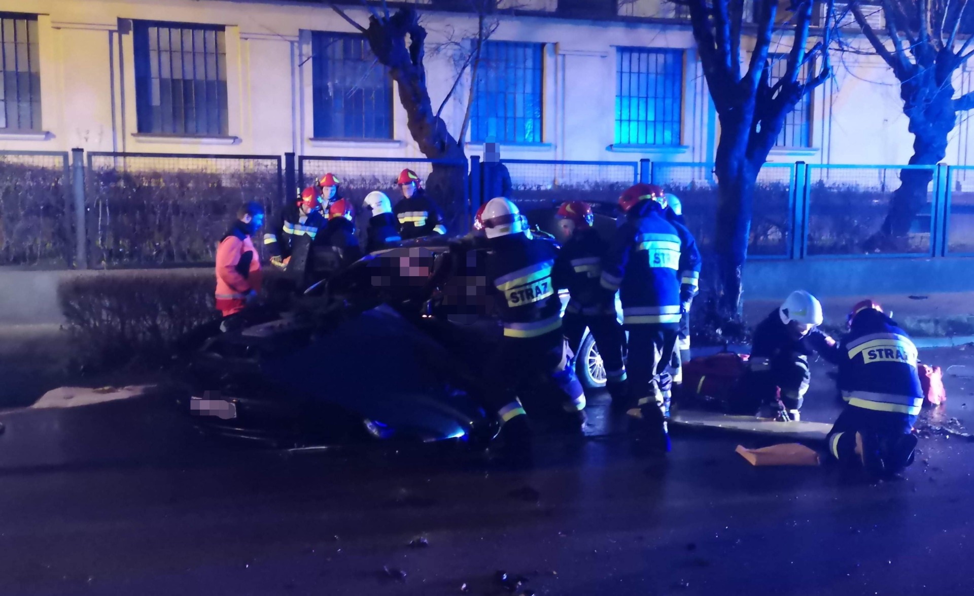 Samochód uderzył w drzewo. Dwie osoby zakleszczone w pojeździe. ZDJĘCIA!