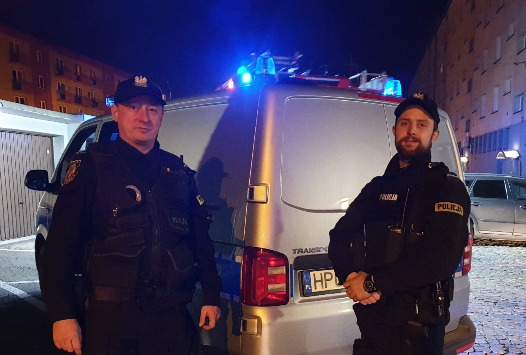 Pożar w bloku mieszkalnym w Oświęcimiu. Policjanci uratowali życie mężczyzny – ZDJĘCIA!