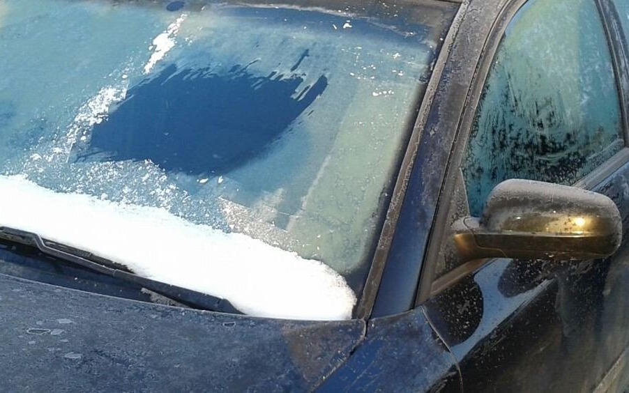 Tafla lodu spadła z dostawczaka. Policjanci przypominają o obowiązku odpowiedniego przygotowania samochodu do jazdy