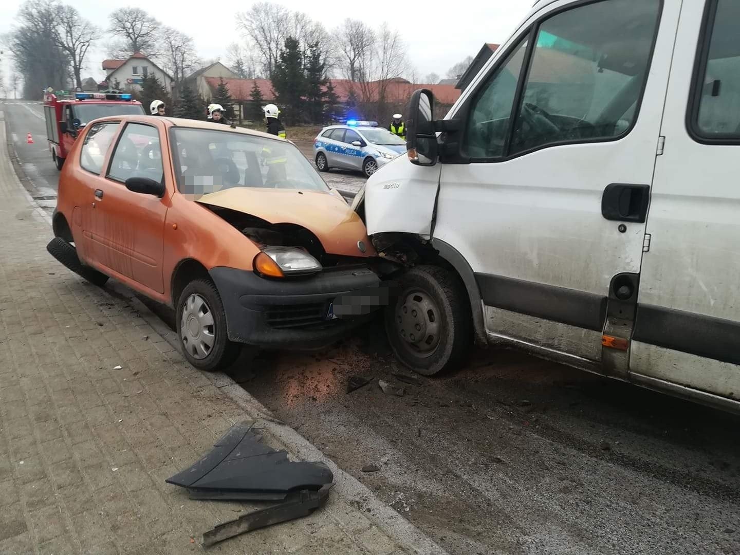 Zderzenie dostawczaka z Seicento w Głębowicach – ZDJĘCIA!