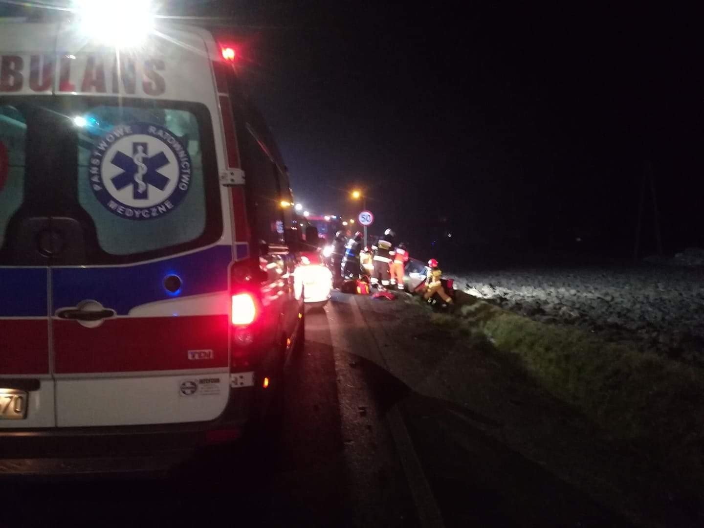Karambol na DW948. Kilka osób poszkodowanych, jedna uwięziona w pojeździe – ZDJĘCIA!
