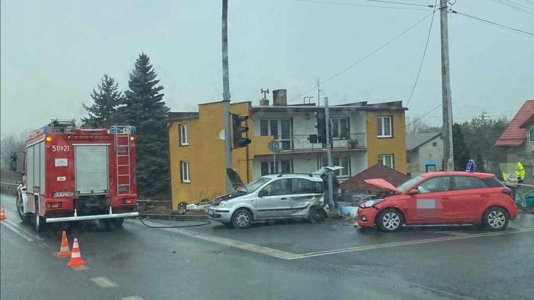 Karambol w Chełmku. Jeden z samochodów dachował – ZDJĘCIA!