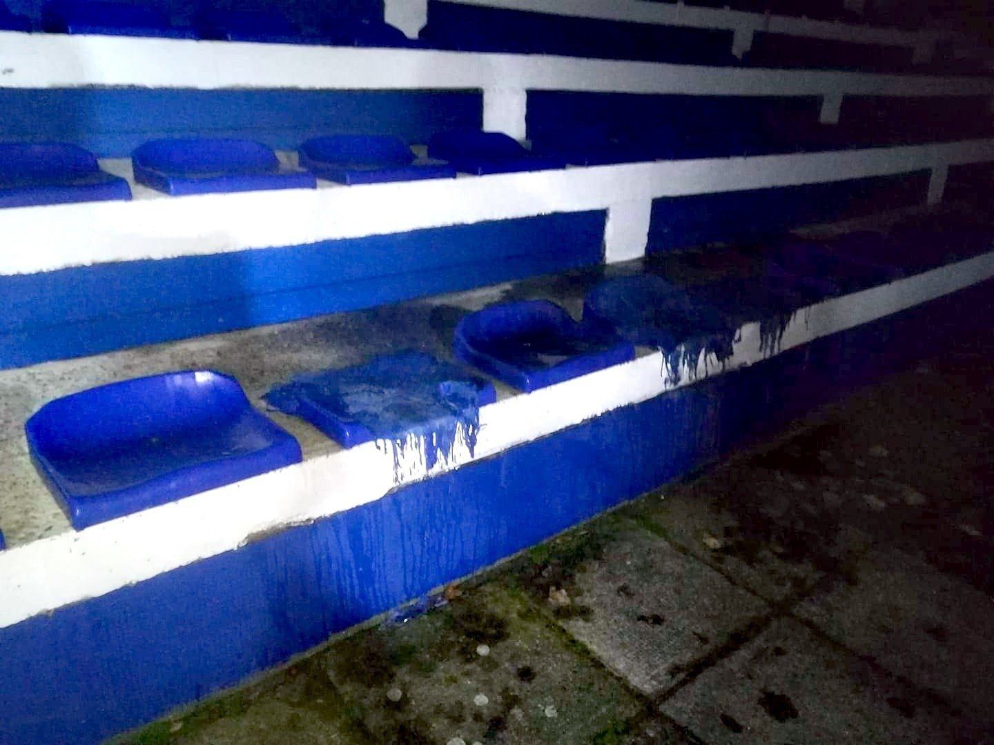 Nocny pożar w Nowej Wsi. Ktoś podpalił krzesełka na trybunie miejscowego LKS-u – ZDJĘCIA!