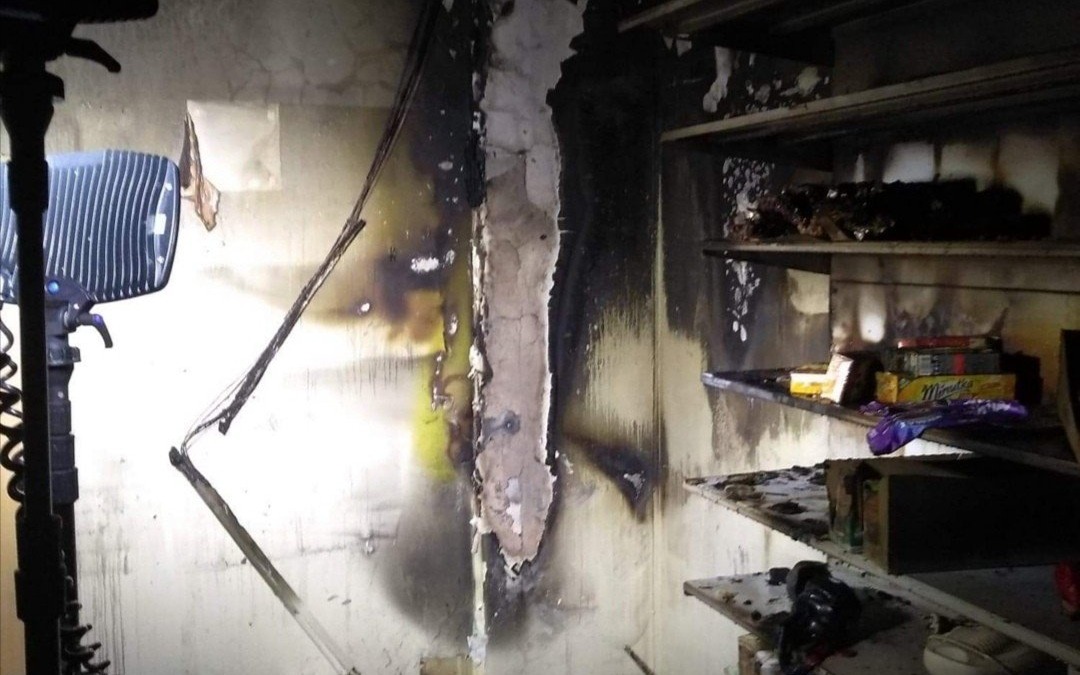 Podpalenie sklepu Żabka w Oświęcimiu. W akcji cztery zastępy straży pożarnej