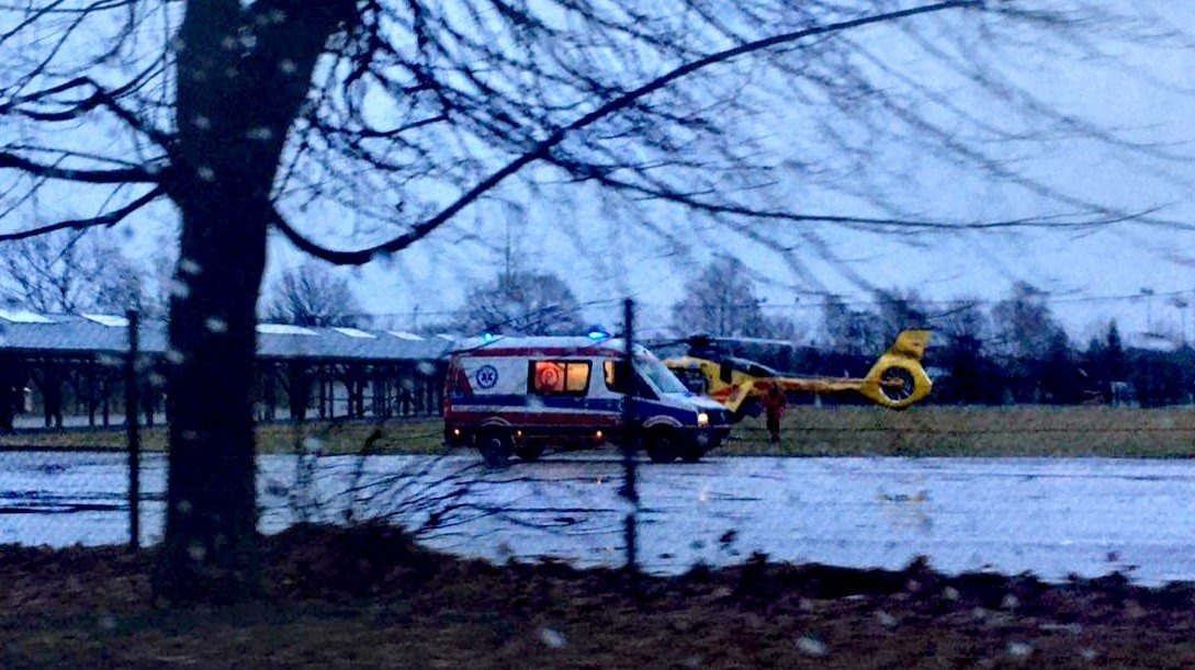 Potrącenie osoby w Kętach. Interweniował śmigłowiec LPR Ratownik 6